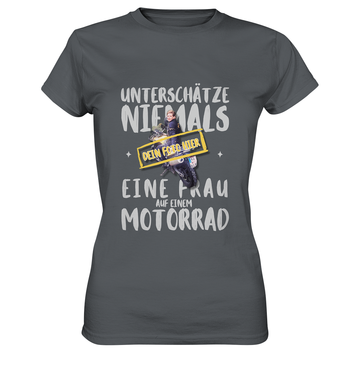 "Unterschätze niemals eine Frau auf einem Motorrad" _ mit deinem Foto | individualisierbares Damen-Shirt mit Foto-Aufdruck + Spruch in hellem Design