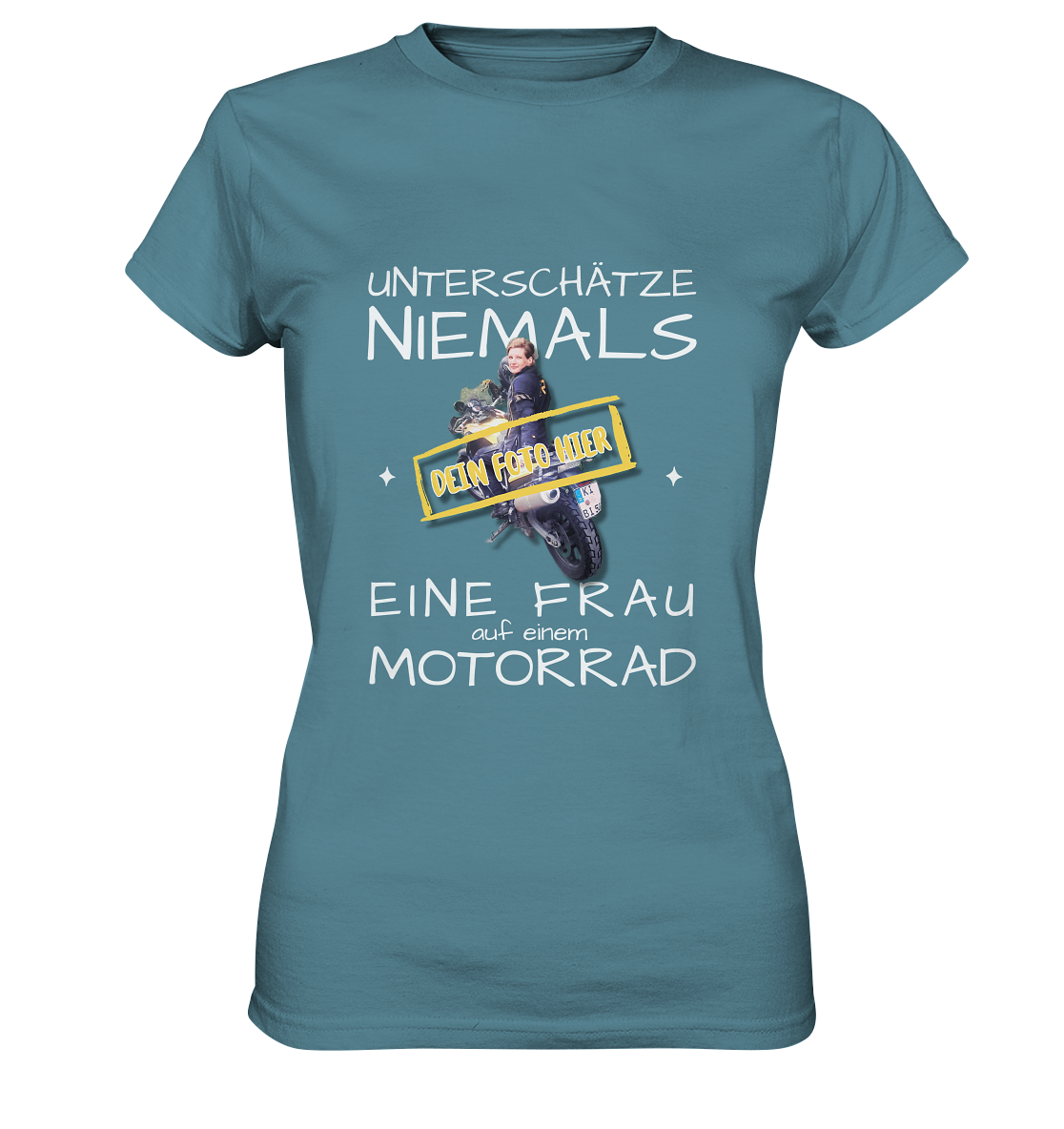 "Unterschätze niemals eine Frau auf einem Motorrad" _ mit deinem Foto | Damen-Shirt mit individualisierbarem Aufdruck + Spruch in hellem Design