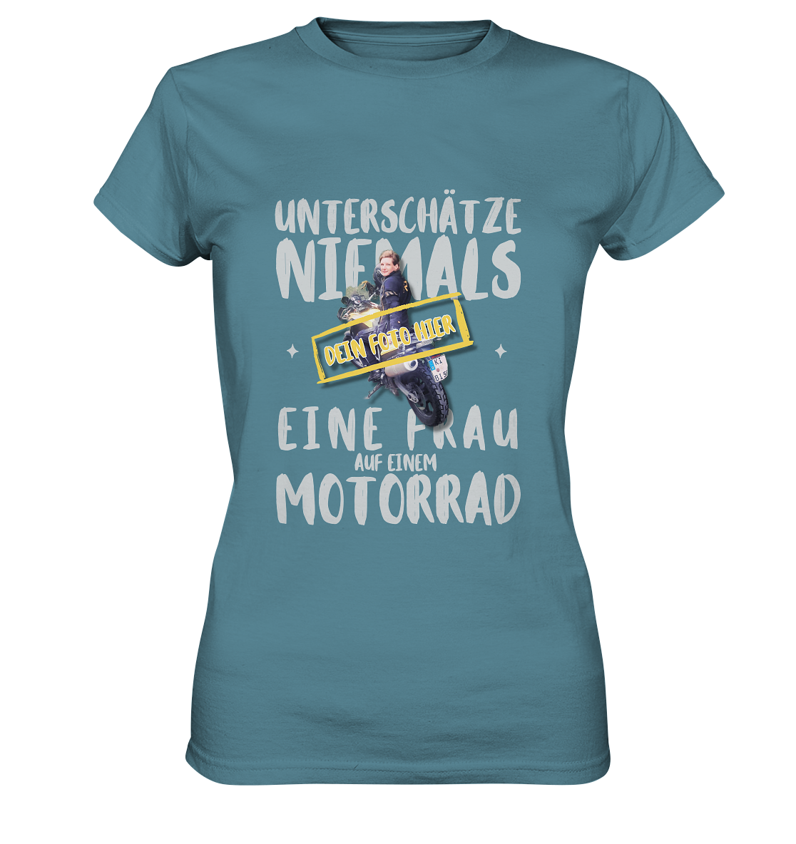 "Unterschätze niemals eine Frau auf einem Motorrad" _ mit deinem Foto | individualisierbares Damen-Shirt mit Foto-Aufdruck + Spruch in hellem Design