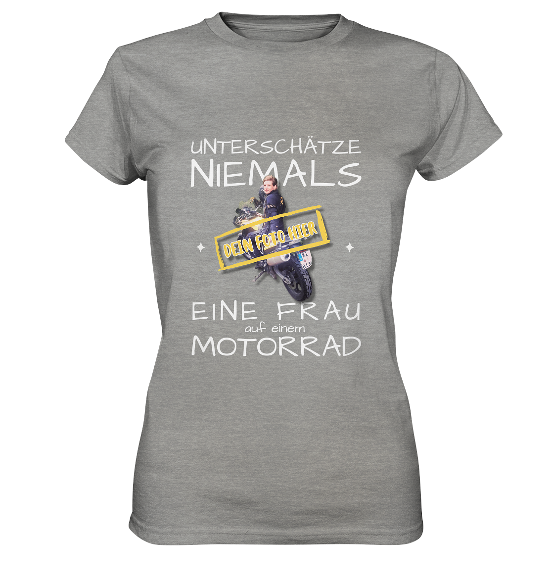 "Unterschätze niemals eine Frau auf einem Motorrad" _ mit deinem Foto | Damen-Shirt mit individualisierbarem Aufdruck + Spruch in hellem Design