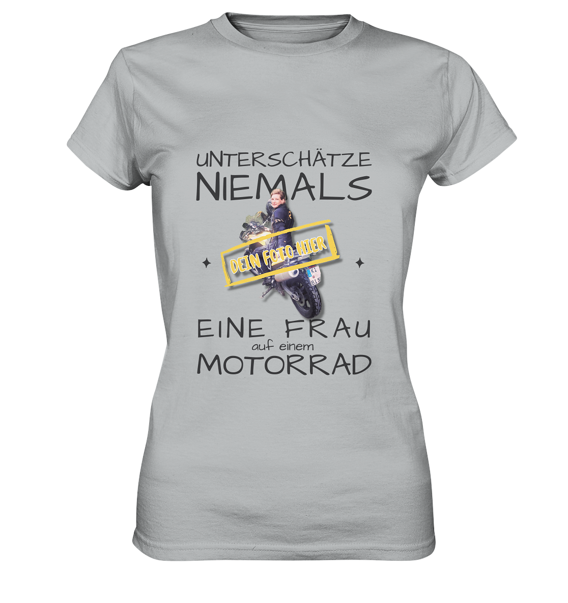 "Unterschätze niemals eine Frau auf einem Motorrad" _ mit deinem Foto | Damen-Shirt mit individualisierbarem Druck + Spruch in dunklem Design