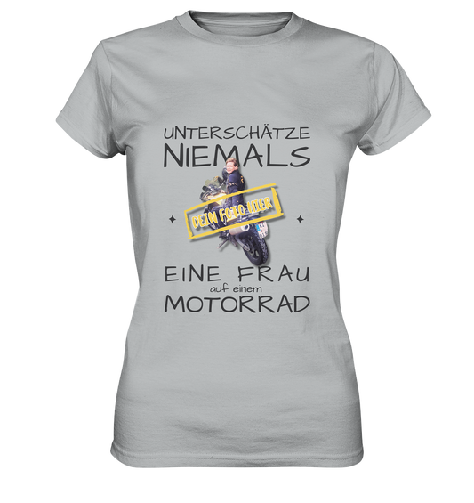 "Unterschätze niemals eine Frau auf einem Motorrad" _ mit deinem Foto | Damen-Shirt mit individualisierbarem Druck + Spruch in dunklem Design