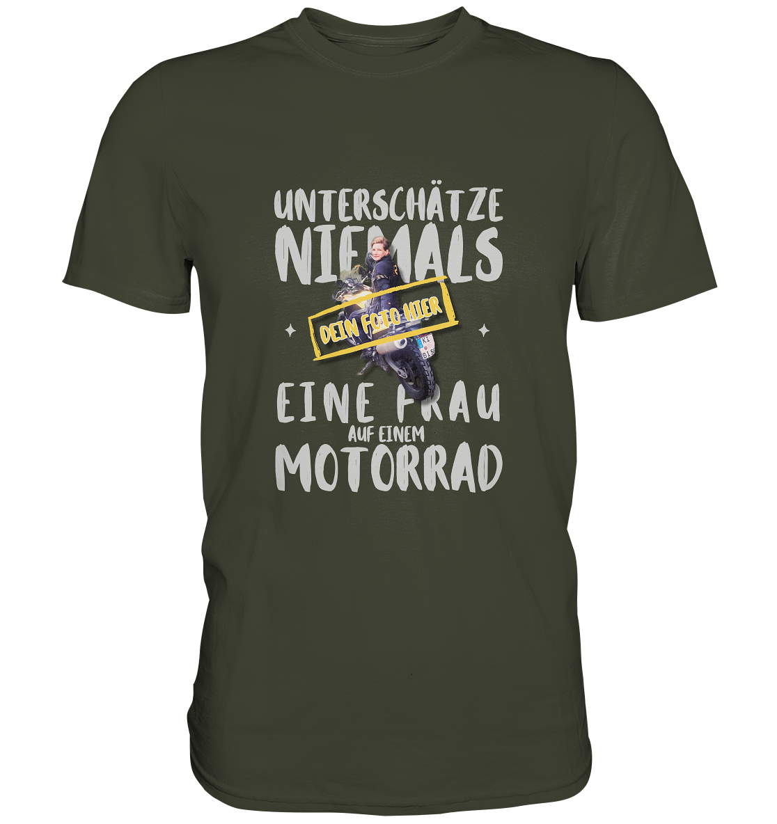 "Unterschätze niemals eine Frau auf einem Motorrad" mit deinem Foto | Herren-Shirt mit individualisierbarem Aufdruck + Spruch in hellem Design
