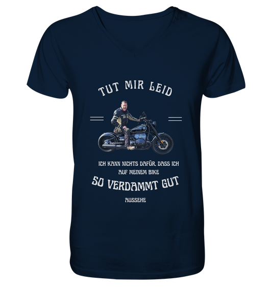 "Tut mir leid, ich kann nichts dafür, dass ich auf meinem Bike so verdammt gut aussehe" _ für Jürgen | individualisiertes Shirt mit V-Ausschnitt, personalisiertem Foto mit Motorrad-Spruch in hellem Design