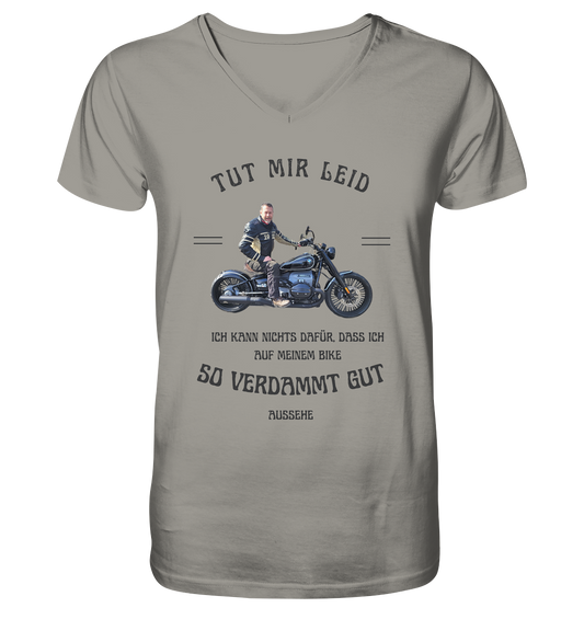 "Tut mir leid, ich kann nichts dafür, dass ich auf meinem Bike so verdammt gut aussehe" _ für Jürgen | individualisiertes Shirt mit V-Ausschnitt, personalisiertem Foto-Druck + Motorrad-Spruch in dunklem Design