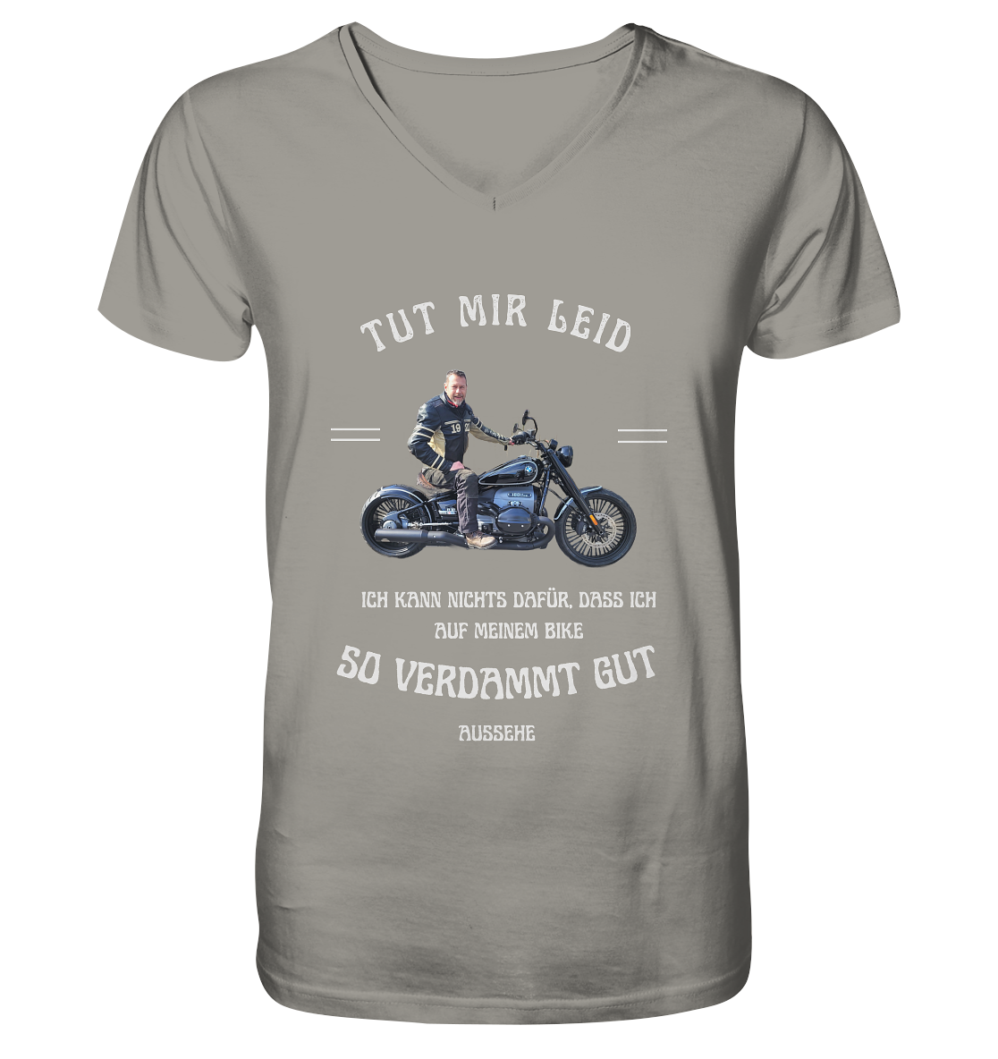 "Tut mir leid, ich kann nichts dafür, dass ich auf meinem Bike so verdammt gut aussehe" _ für Jürgen | individualisiertes Shirt mit V-Ausschnitt, personalisiertem Foto mit Motorrad-Spruch in hellem Design