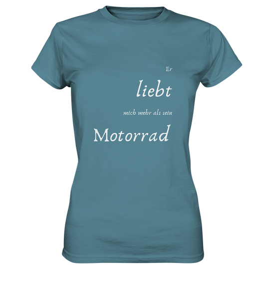 Damen-T-Shirt Rundhals mit beidseitigem weißen Aufdruck, vorn "Er liebt mich mehr als ihr Motorrad." hinten: "Glaub ich." hell blau