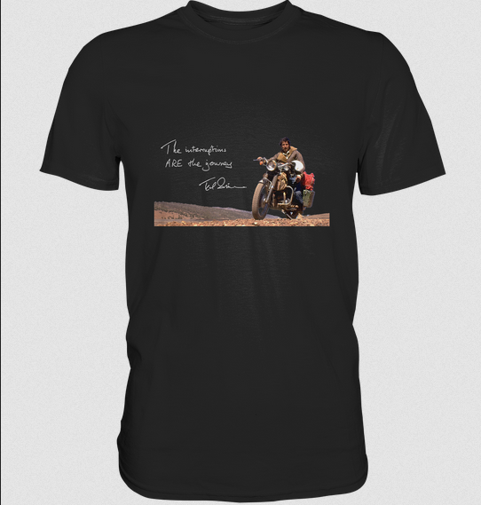 T-Shirt, Herren, men, Ted Simon auf seinem Motorrad, on his motorbike, Jupitalia mit handschriftlichem Zitat, with handwritten quote "The Interruptions are the journey.", schwarz, black