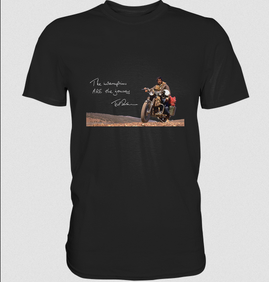 T-Shirt, Herren, men, Ted Simon auf seinem Motorrad, on his motorbike, Jupitalia mit handschriftlichem Zitat, with handwritten quote "The Interruptions are the journey.", schwarz, black